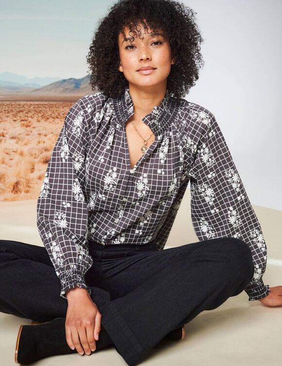 Chemisier imprimé détails smockés, manches blousantes (anthracite / écru) Chemisier imprimé détails smockés, manches blousantes (anthracite / écru)